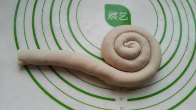 从一头开始盘旋卷起。