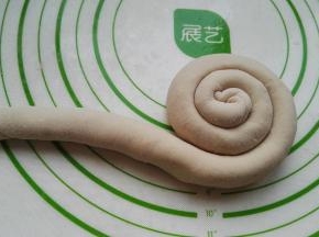 从一头开始盘旋卷起。