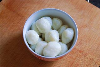 鱼圆滚水中煮开装出
