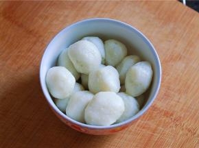 鱼圆滚水中煮开装出