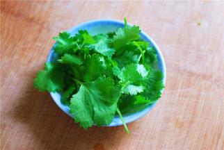 香菜洗净备用