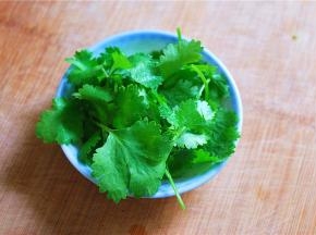 香菜洗净备用