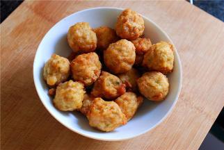 肉圆热油中炸好