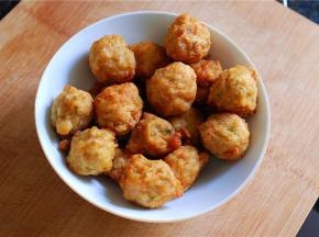 肉圆热油中炸好