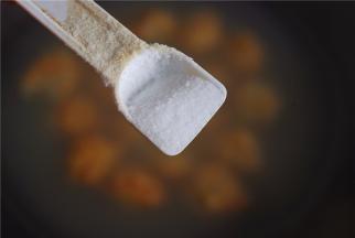 待清水炖出较为鲜美浓郁的肉味时，加入适量的盐