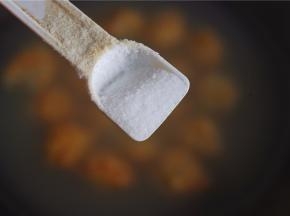 待清水炖出较为鲜美浓郁的肉味时，加入适量的盐