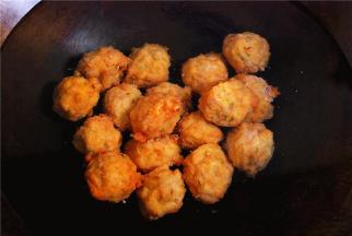 将肉圆放水中炖出浓浓的肉鲜味来