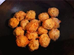 将肉圆放水中炖出浓浓的肉鲜味来