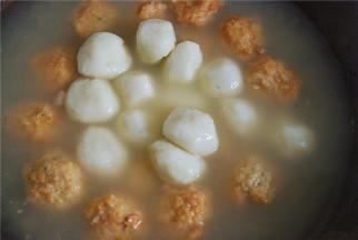 放入事先下好的鱼圆，煮上15-20来秒钟