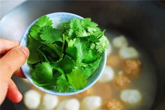 加入香菜，稍稍搅拌即可出锅