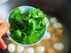 加入香菜，稍稍搅拌即可出锅