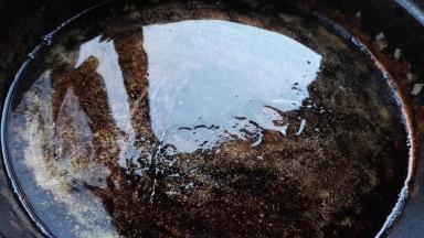 平底锅烧热转中小火，放花生油。