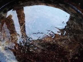 平底锅烧热转中小火，放花生油。