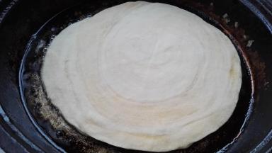 放入饼，盖盖。