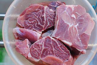 牛腱子提前泡去血水，洗净（我换了6次水，每次泡半小时左右）