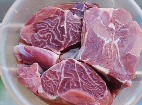 牛腱子提前泡去血水，洗净（我换了6次水，每次泡半小时左右）