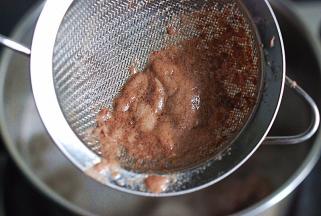 锅中水烧沸，放入牛腱子，过水，用最小最密的滤网撇去杂质