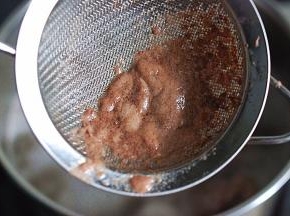 锅中水烧沸，放入牛腱子，过水，用最小最密的滤网撇去杂质