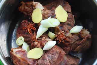放入姜片、葱段、八角，白酒，焖煮2个小时至完全熟透，加入盐调好味，捞出切片待用