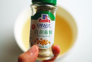 汤碗中倒入焖煮好的牛肉浓汤，加入盐，胡椒粉等调好味道，一旁待用