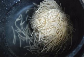 锅中水烧开，放入面条煮熟