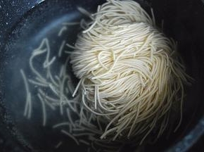 锅中水烧开，放入面条煮熟