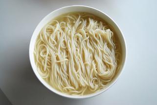 煮好后，将苗条捞出，放入牛肉汤中