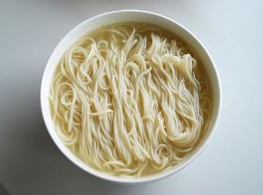 煮好后，将苗条捞出，放入牛肉汤中