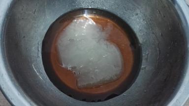 将转化糖浆、花生油倒盆中。