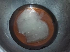 将转化糖浆、花生油倒盆中。