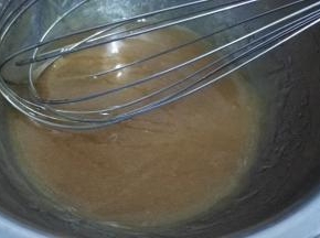 用打蛋器充分搅拌均匀至乳化状态，此时糖浆微微发白。