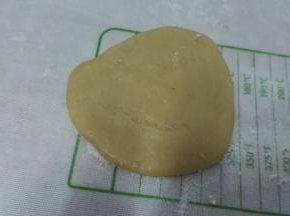 面团压扁呈圆形。