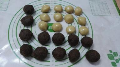 按面团20g、馅料30g均分成小剂。