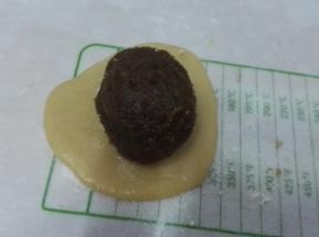 包入馅料。