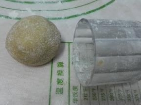 模具洒粉、面团滚干粉放入模具中。