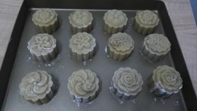 压制成型，放入预热至180度的烤箱中层烤五分钟。