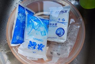 小盆里放入冷开水，再放入几袋冰袋，一旁备用
