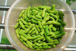 用剪刀剪去头尾，再次洗净