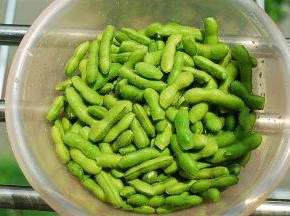 用剪刀剪去头尾，再次洗净