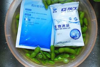 煮好的毛豆，清洗一次，放入之前准备好的冰水盆冲凉