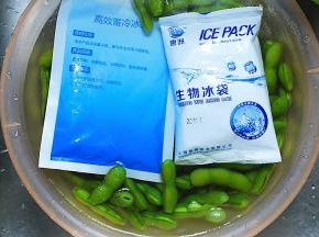 煮好的毛豆，清洗一次，放入之前准备好的冰水盆冲凉