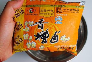 将1袋香糟卤倒入料理盆中