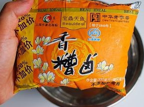 将1袋香糟卤倒入料理盆中
