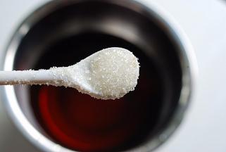 加入凉开水和少许糖调好味