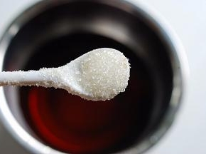加入凉开水和少许糖调好味