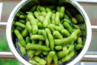 将冷却好的毛豆滤水倒入糟卤水中