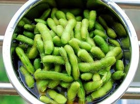 将冷却好的毛豆滤水倒入糟卤水中