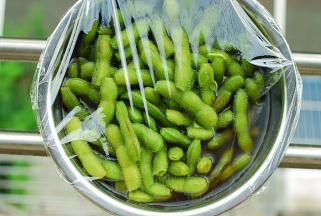 翻拌均匀，盖上保鲜膜，入冰箱冷藏2-3小时即可食用，中途上下再翻拌一次，以确保全部入味