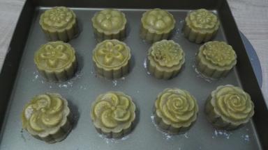 取出冷却至室温后刷一层蛋黄水。