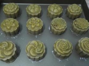 取出冷却至室温后刷一层蛋黄水。